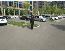 福山區(qū)保安服務(wù)公司保安隊員在煙臺市福山區(qū)行政審批服務(wù)局執(zhí)勤