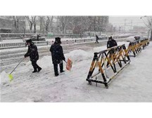 鏟雪除冰，暖心護行——通元保安在行動